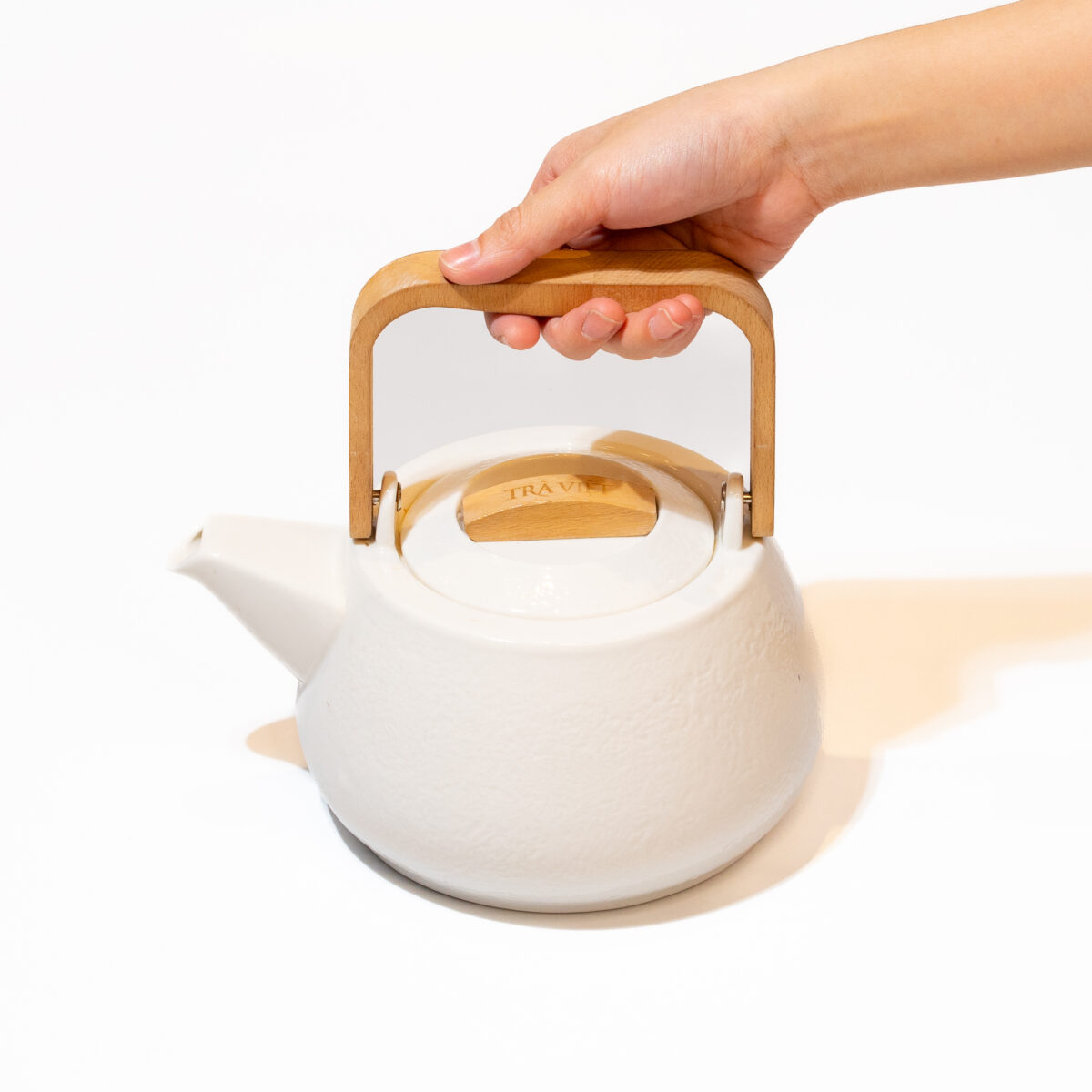 Bộ ấm trà sứ trắng gỗ 3